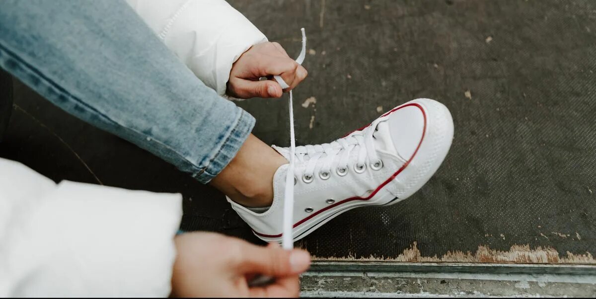 Держит на руке конверс. Как отбелить конверсы. Converse шиворот на выворот. Конверсы трут пятку что делать. Как отбелить белые кроссовки от желтизны