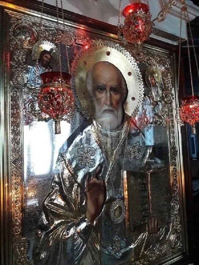 Храмовая чудотворная икона святителя Николая. Икона Николая Чудотворца в церкви Серафима Саровского. Николай Чудотворец икона в храме. Угрешская икона Николая Чудотворца