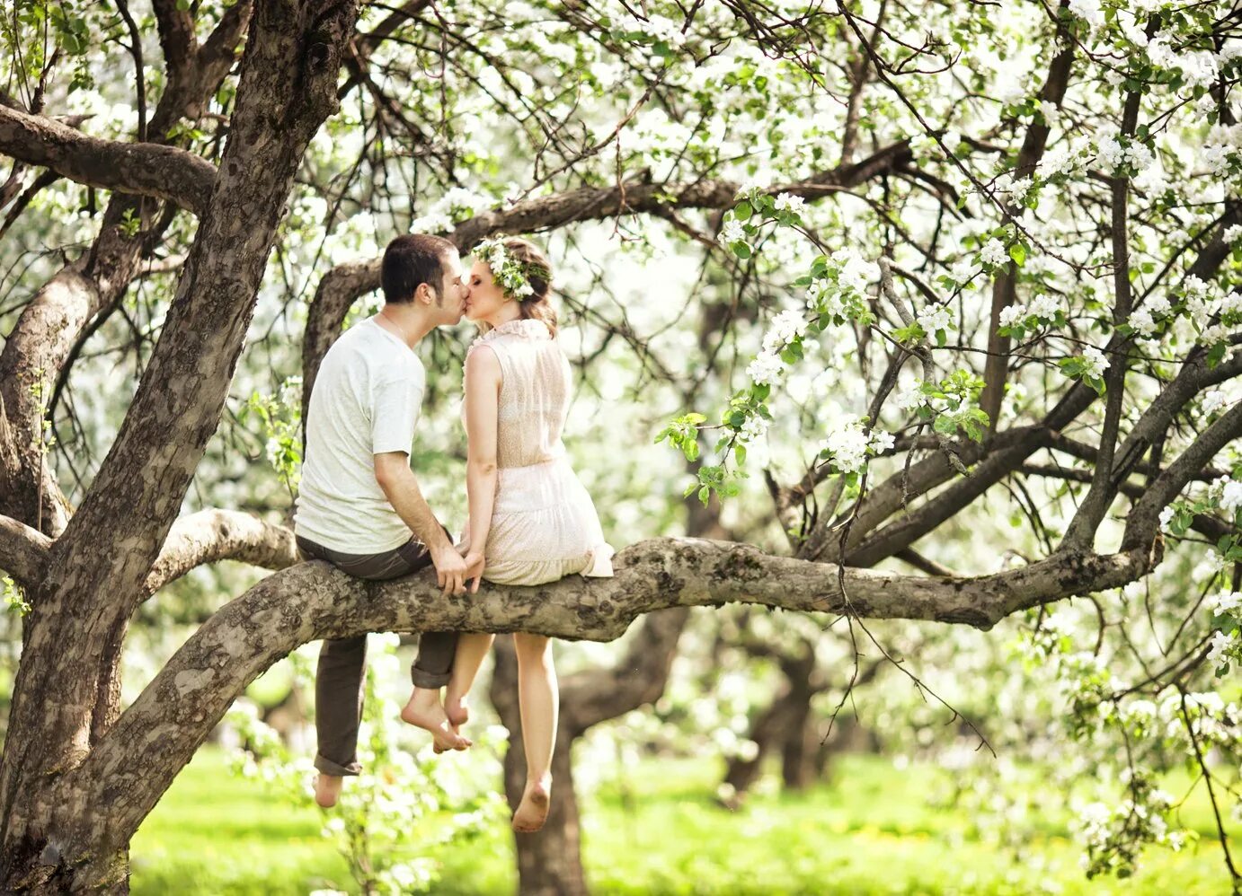 Пара яблонь. Влюбленные на природе. Весенние фотосессии на природе. Романтическая фотосессия на природе. Влюбленные в весеннем саду.
