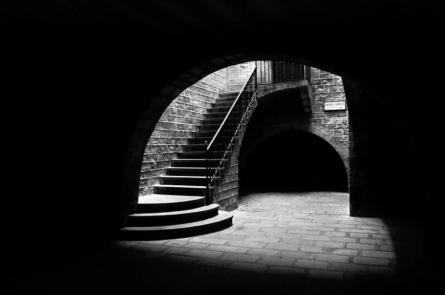 Темная арка. Светотень в архитектуре. Светотень на лестнице. Фон Светотень.