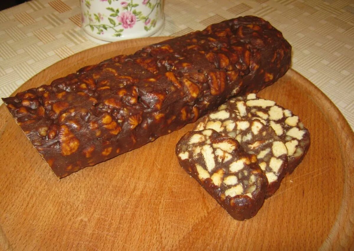 Колбаса из печенья со сгущенкой и какао. Колбаса из печенья со сгущенкой и какао