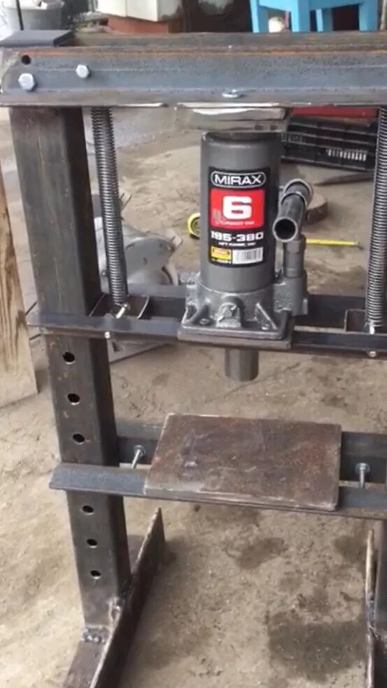 Самодельный пресс из домкрата своими руками. Пресс для гаража из гидравлического. Пресс гаражный гидравлический своими. Самодельный пресс из домкрата своими руками. Настольный пресс из домкрата.