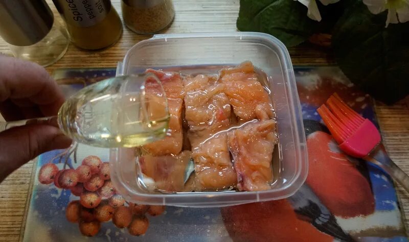 Как вкусно засолить горбушу без рассола. Горбуша солёная в маринаде. горбуша соленая с луком. горбуша в контейнере. посолить горбушу кусочками в масле с луком.