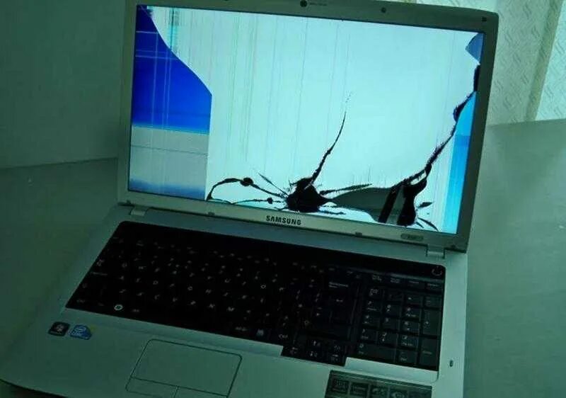 Экран на ноутбук самсунг 580. Матрица самсунг ноутбук NP r580h. Разбитый ноутбук. Разбитая матрица ноутбука.