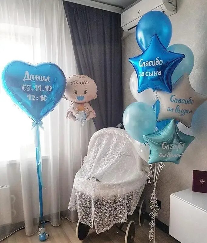 Шарики на выписку мальчика. Украшение шарами на выписку. Украшение комнаты для новорожденного мальчика. Украшение комнаты для новорожденного. Украшение шарами на выписку из роддома мальчика.