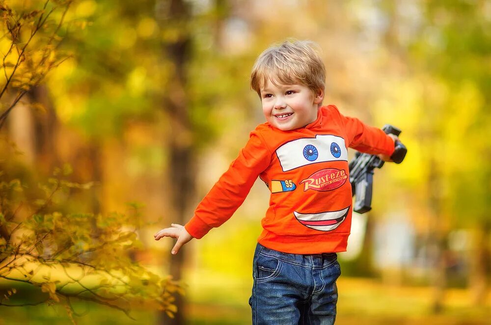 Включи детство 2. Осенняя фотосессия для мальчика 3 года с машинкой. Образы для мальчика на фотопрогулку. Детский фотограф портфолио осенняя прогулка.