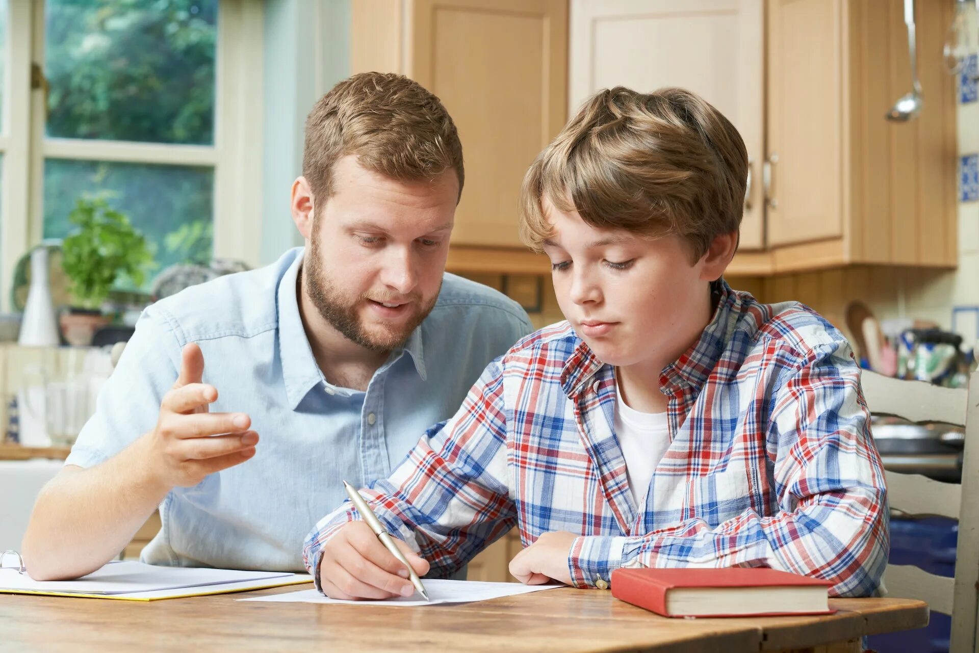 His father a teacher. Репетитор и ученик. Родители и старшеклассники. Репетитор для детей. Занятия с репетитором.