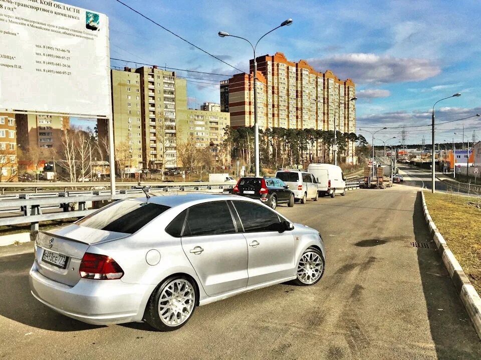 Тонировка поло. Тонировка 50% Volkswagen Polo sedan. Volkswagen Polo бункер. Атермальная тонировка на поло. Поло седан белый тонированный.