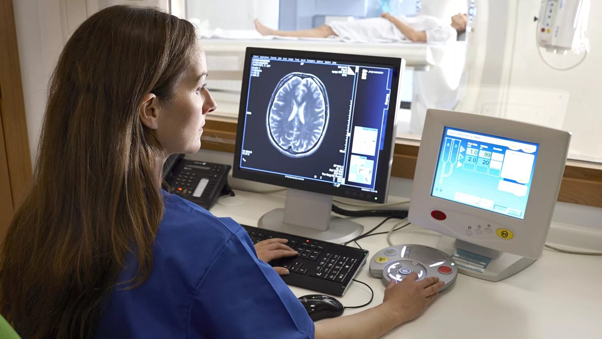 Программист мамандығы. Человек знаковая система. Программист больницы. Компьютеры в медицине. Молодой программист фото.