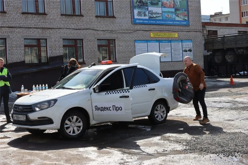 довольный таксист. такси настоящую на картинке 222 500. водитель в таксопарк. таксист мигрант. кабина таксиста фон.