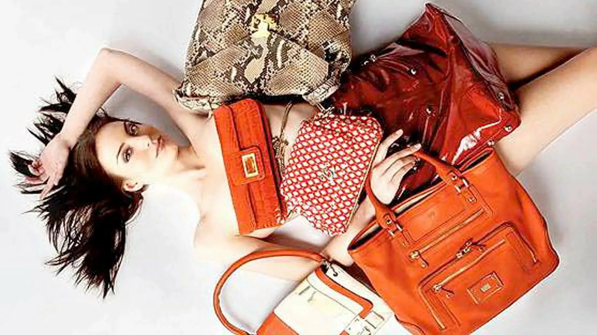 Где выбрать сумку. Женщина с сумкой. Реклама сумок. Красивые сумки для девушек. Брендовые аксессуары для женщин.