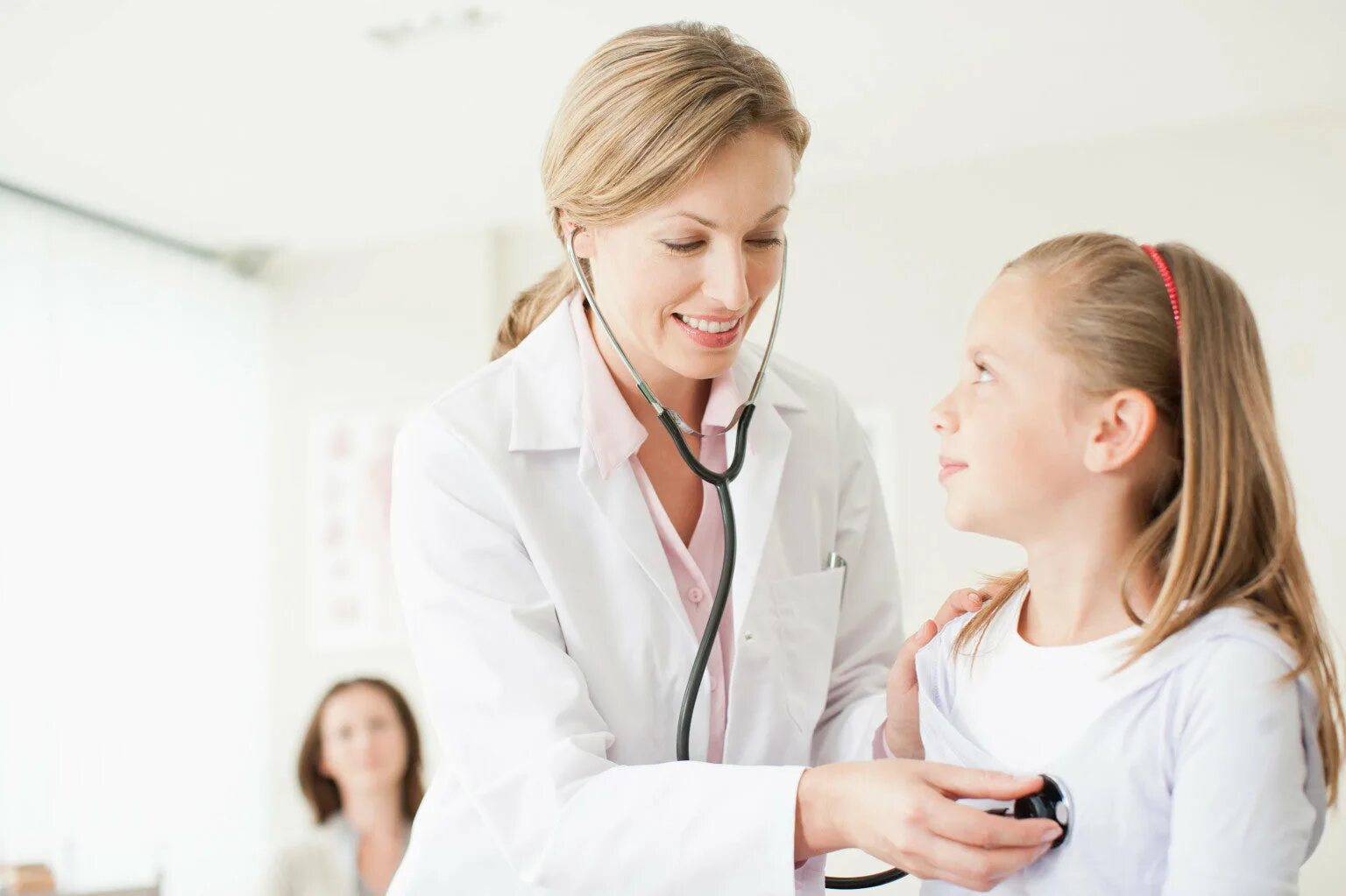 Does she is a doctor. Педиатр и ребенок. Врач и ребенок. Врач осматривает ребенка. Школьник у врача.