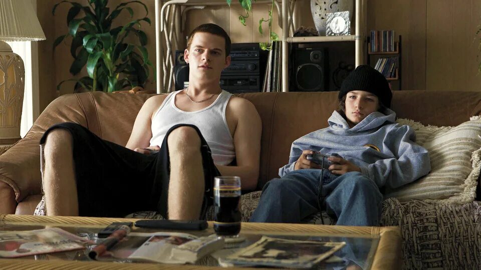 Mid90s 2018. Mid 90s. кэтрин уотерстон середина 90-х. факшит середина 90. середина 90 х.