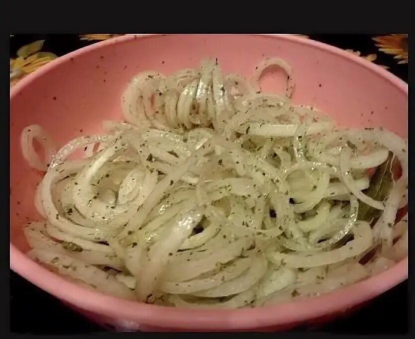 Как правильно замариновать вкусно лук. Лучок маринованный. маринованный лук к шашлыку с зеленью лук на шашлыке. как нарезать тоненько лук к шашлыку на корейской терке. маринованный лучок для шашлыка рецепт с фото.