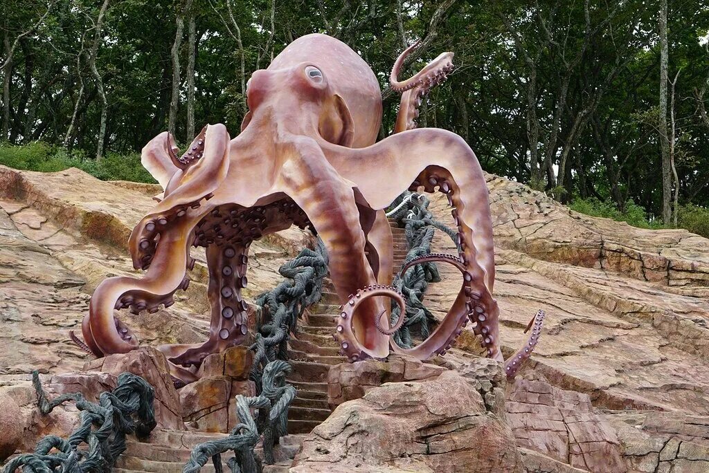 Фонтан осьминог Волгоград. Океанариум Владивосток Осьминоги. Гигантский осьминог Владивосток океанариум. Осьминог улыбается.