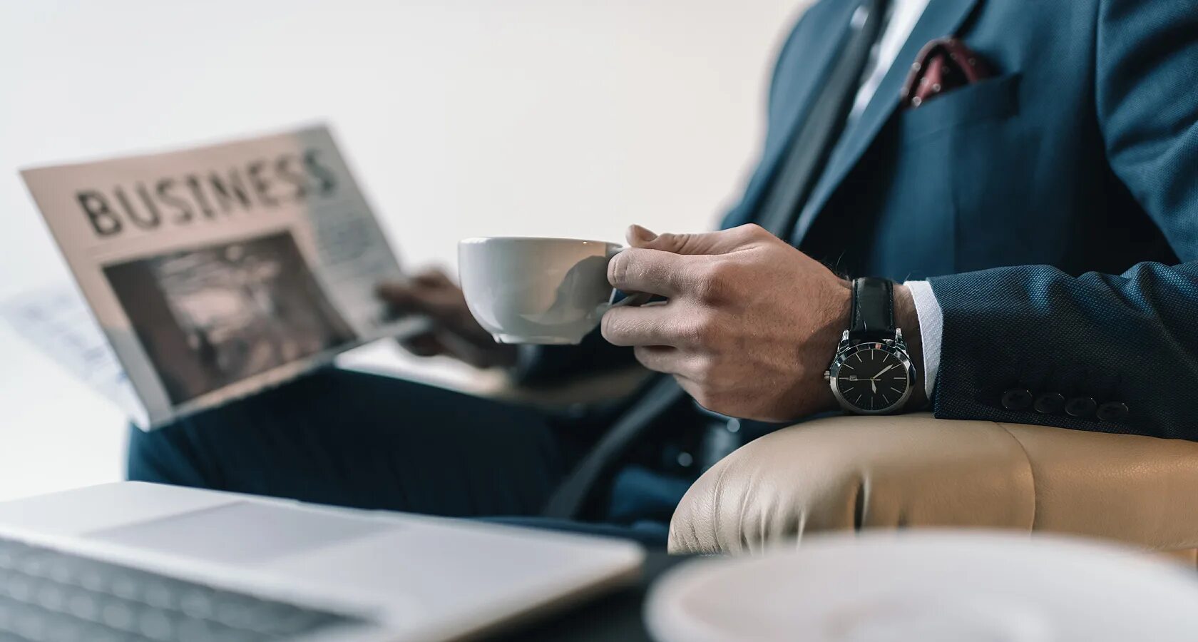 Бизнесмен в кофейне. Бизнесмен за кофе со спины. Мужская фотосессия на улице с кофе. Бизнесмен с телефоном в руках. Ноутбук в кафе.