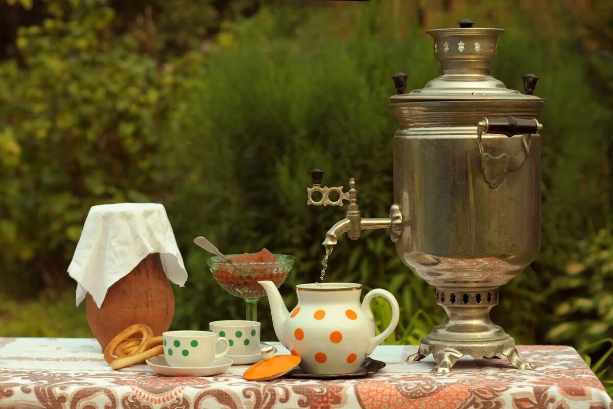 Чаепитие с самоваром. Чай из самовара. Самовар деревенский. Чайная церемония с самоваром. Тихо так только самовар на столе шумит