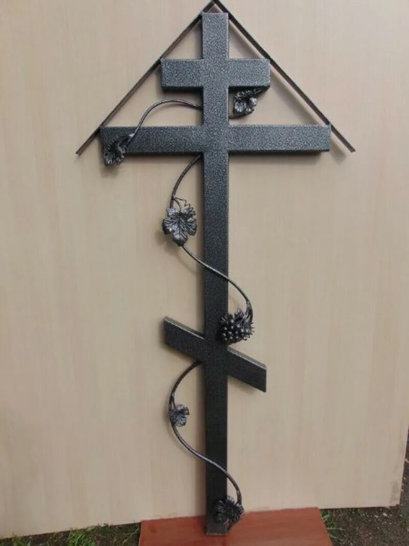 Могильный крест Виноградная лоза. Могильный крест из профильной трубы 80×40. Крест на могилу с кованой лозой. Кресты могильные из профильной трубы 40x60. Железные кресты на могилу фото