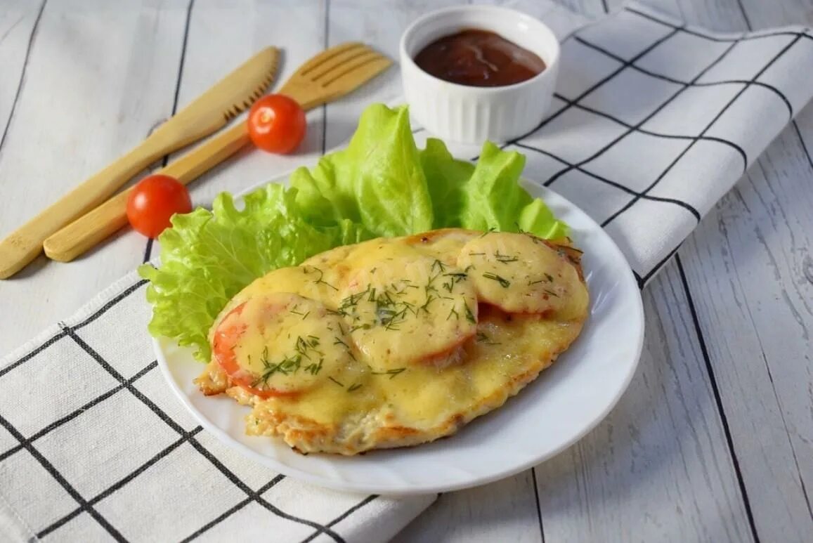 Куриные отбивные в духовке время. Отбивные из куриной грудки. отбивные из грудки курицы. отбивная из куры. отбивные с куриной грудки.