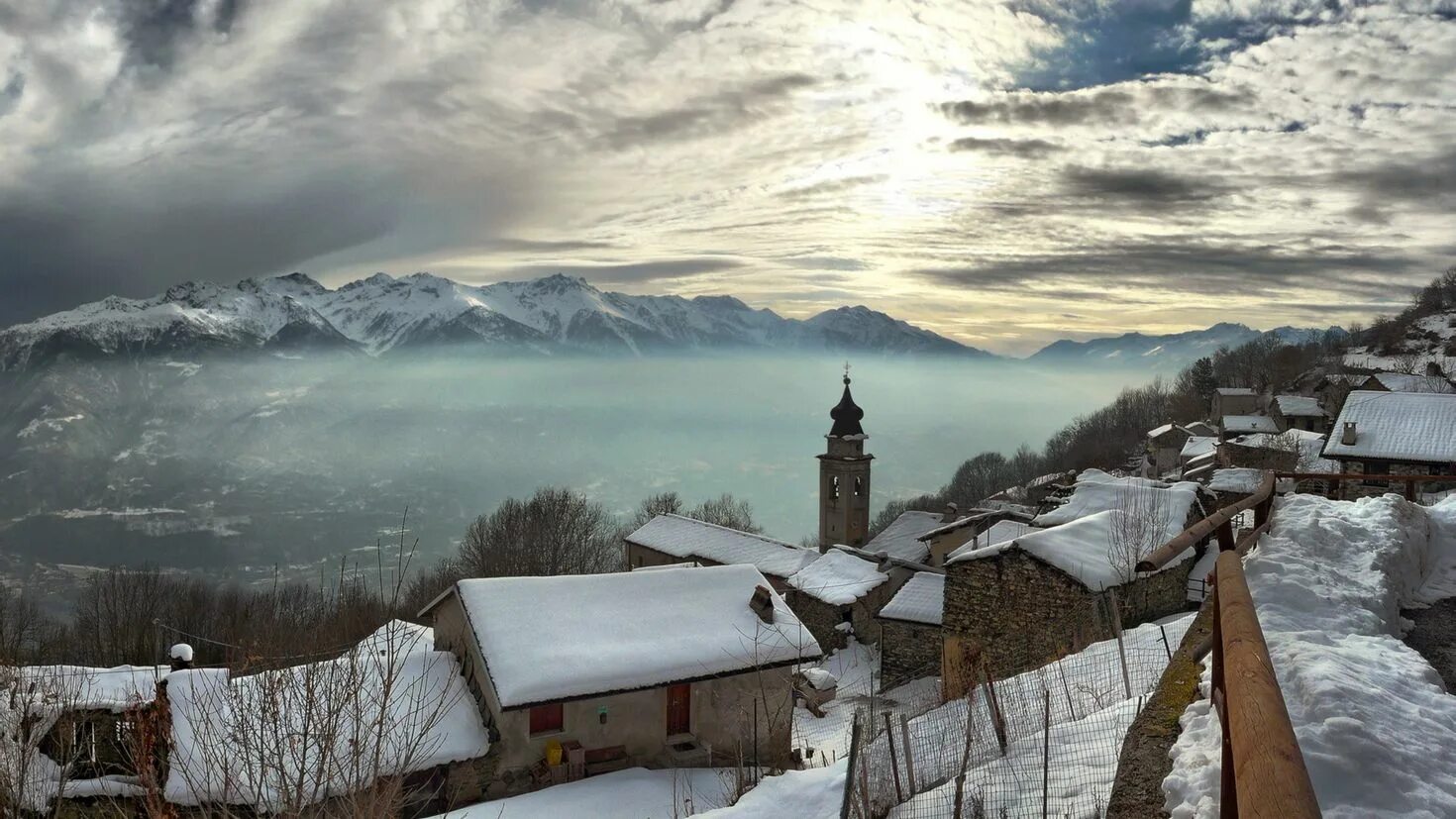 Деревня в горах. Абрамова гора деревня. Деревня в горах зимой. Темный пейзаж. Деревня горы погода.