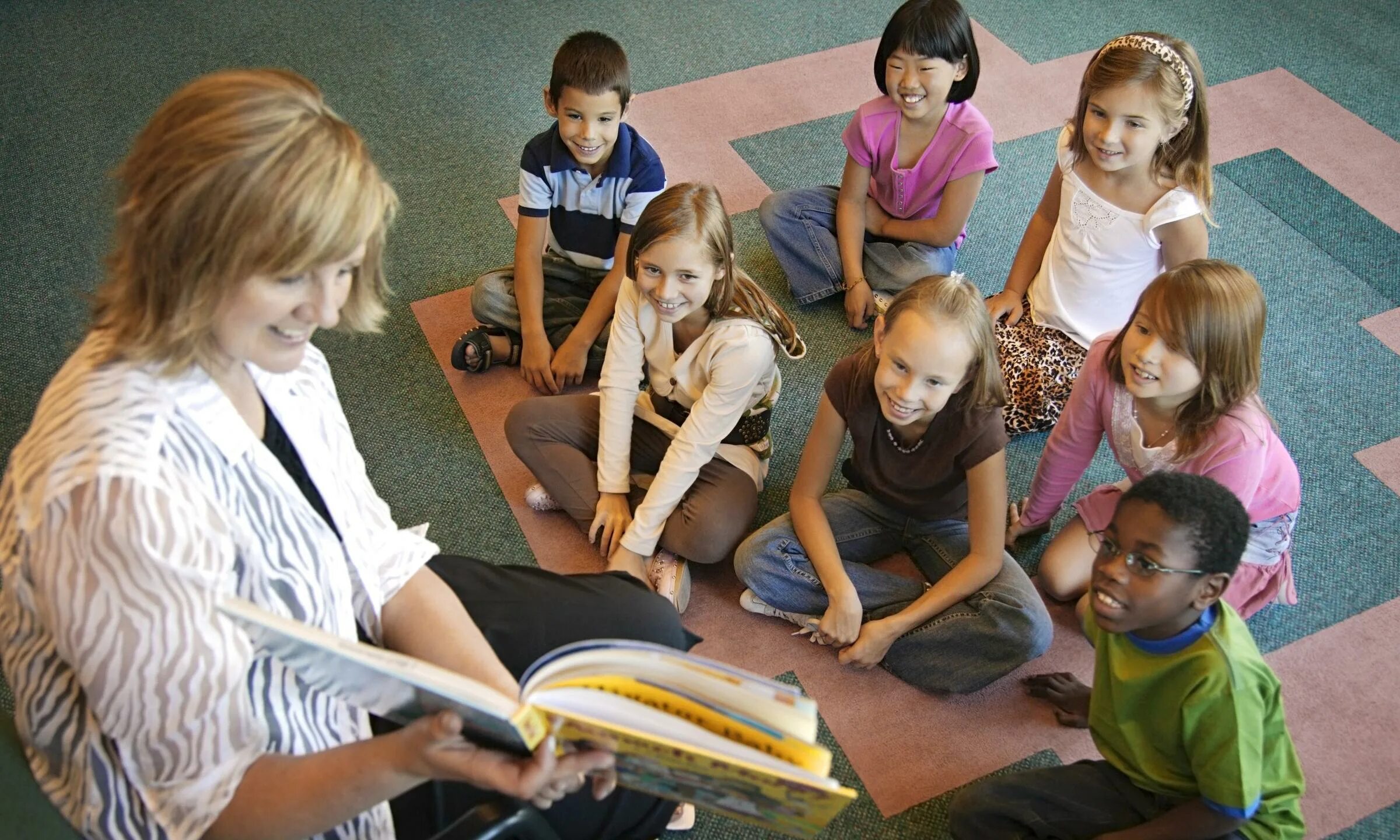 Preschool teachers. Дети младшего школьного возраста. Младшие школьники. Воспитатель читает детям. Способности ребенка.