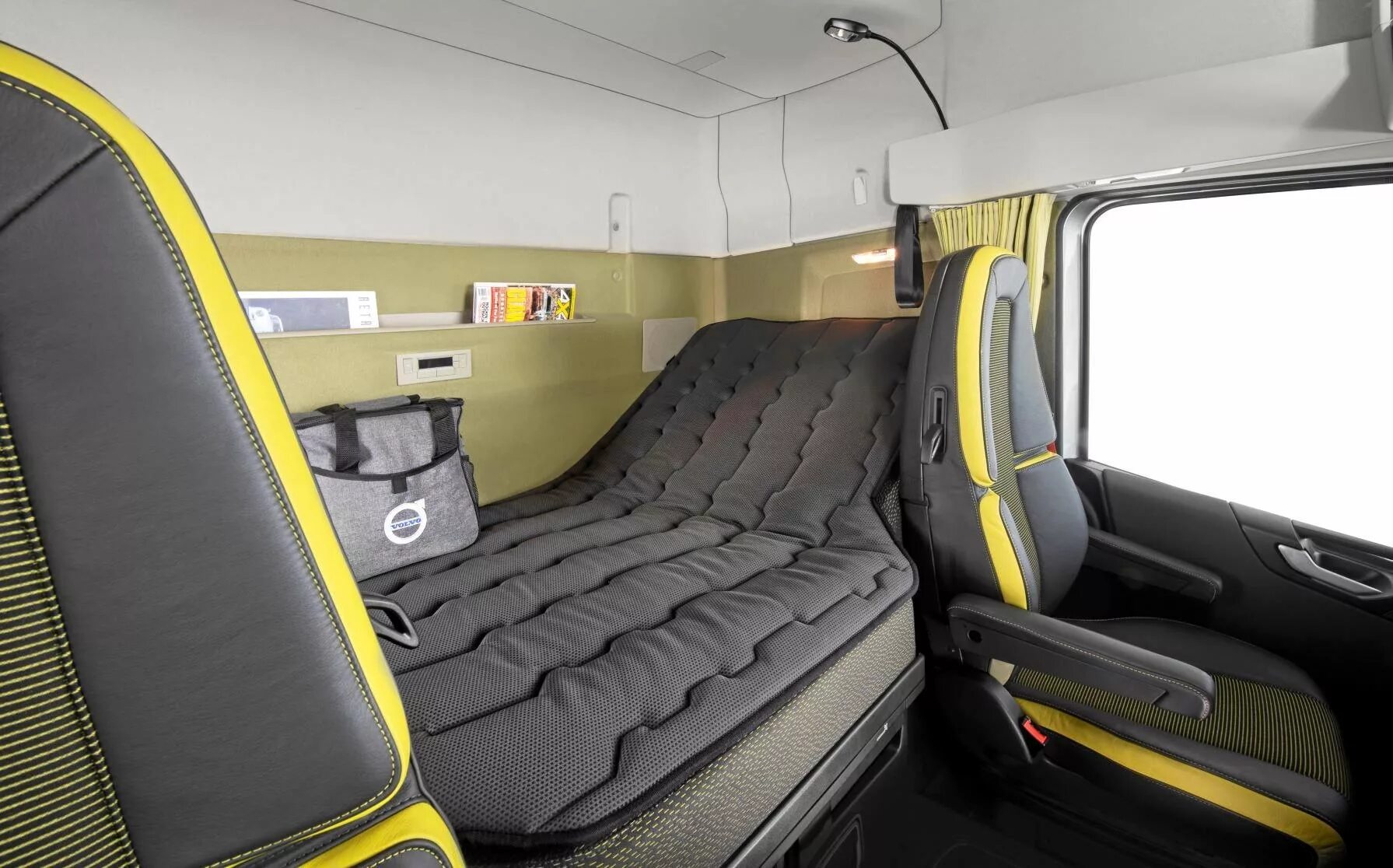 Volvo fh 13 спальник. Спальник вольво фш. Volvo fh16 xxl салон. Спальник вольво фш. Спальник вольво фш.