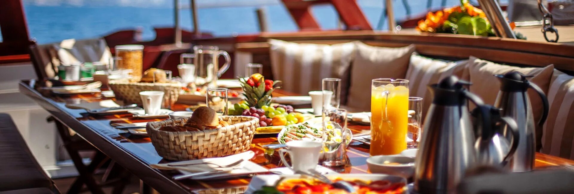 Утро палуба. Завтрак на лайнере. Завтрак на круизном лайнере. Еда на круизном лайнере. Ресторан на палубе корабля.