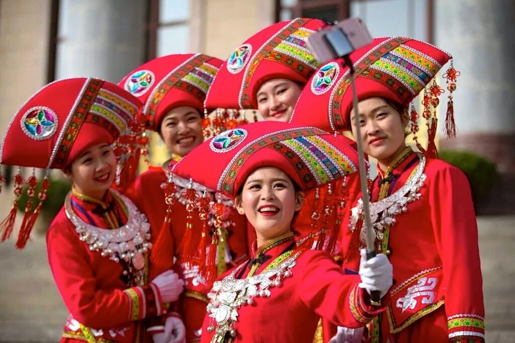 тибетский монах улыбка. Hostess of national of people of congress of china 2009. National people. этнос. своя культура картинки.