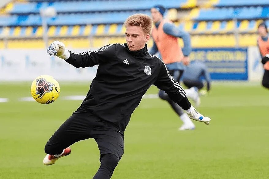 вратарь фк. сафонов футболист вратарь краснодар. кержаков вратарь зенита. вратарь фк. евгений латышонок.