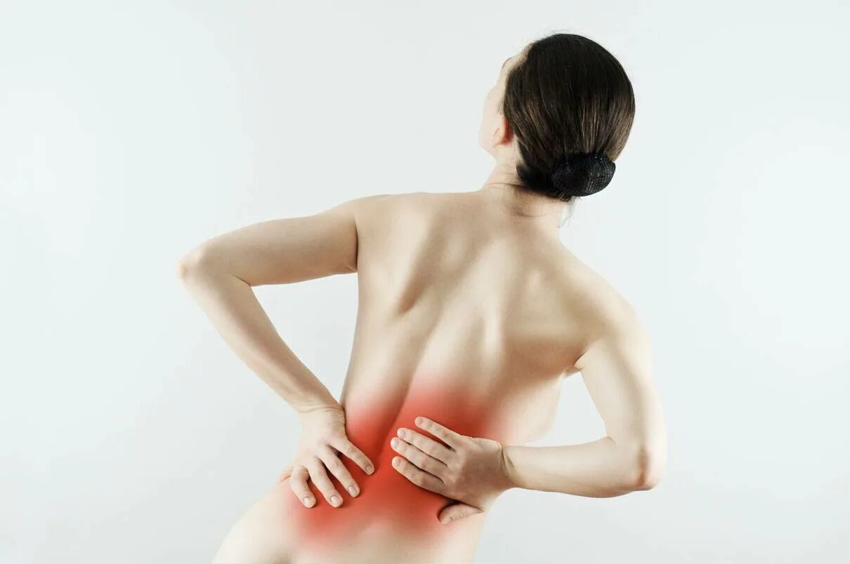Причина боли в спине ниже поясницы. Женская спина. Боль в спине. Болит спина. Боль в спине женщина.