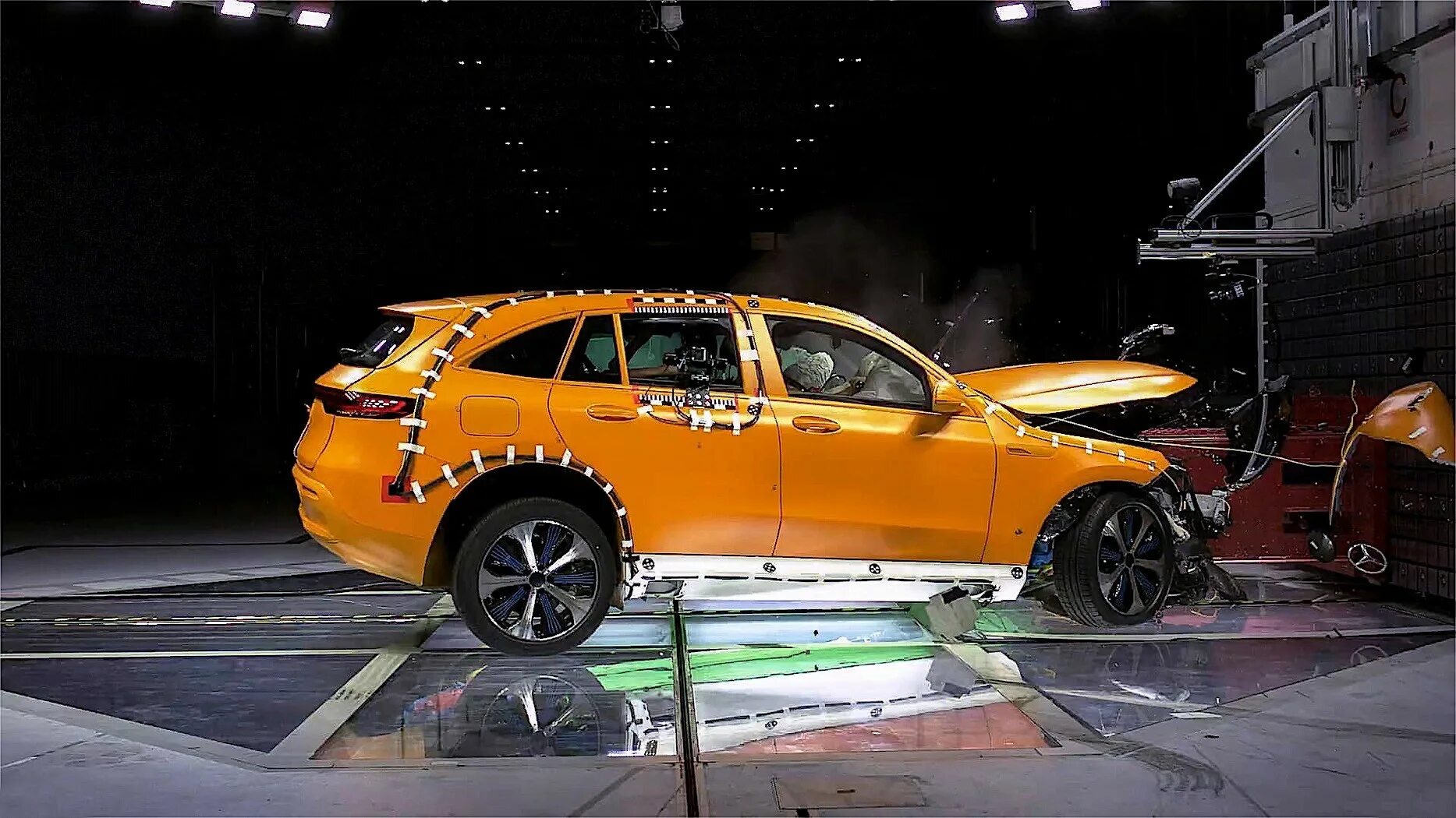 Краш тест китайских авто. Honor 20 краш тест. Mercedes benz crash test. Краш тест exceed. Испытания машин.