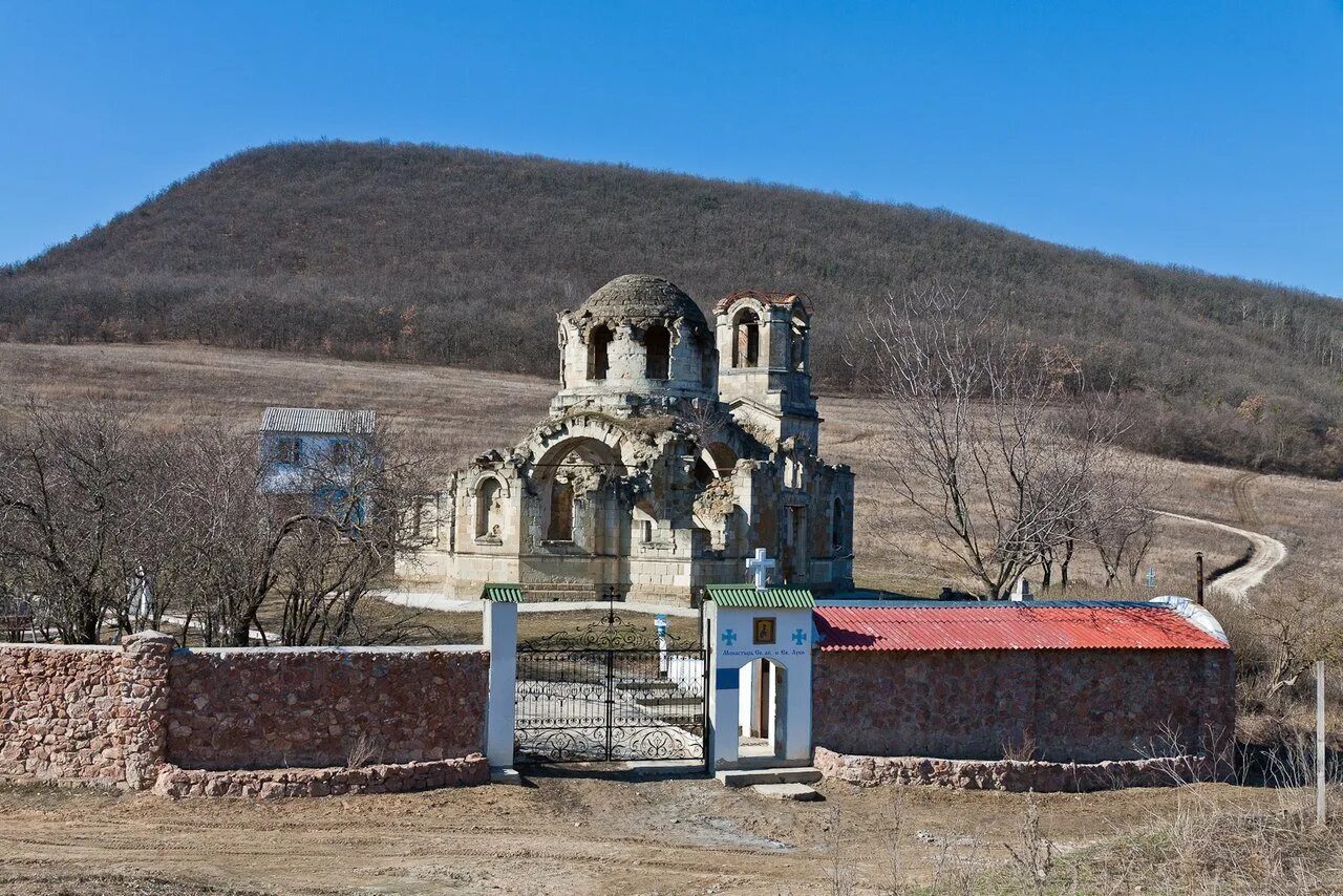 Плотинное бахчисарайский. Село лаки Бахчисарайского района. Деревня лаки Бахчисарайский район. Монастырь лаки Бахчисарай. Село высокое Бахчисарайский район.