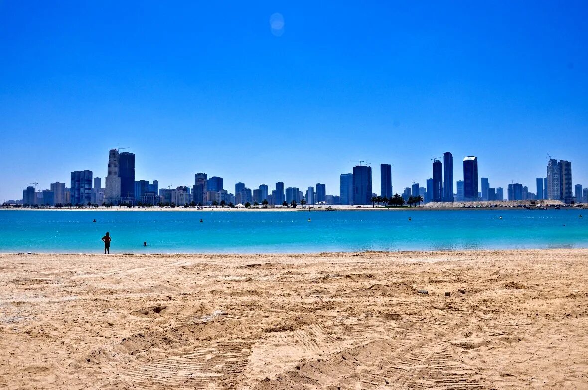 Шарджа дубай. Туры в оаэ шарджа из москвы. Холидей шарджа 4. Sheraton sharjah beach resort spa 5. Штат шарджа.