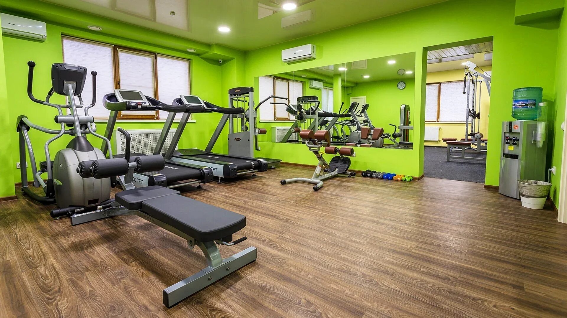 Спортзал отзывы. Mytimefitness Ильюшина. Тренажерный зал. Спортивный зал. Фитнес зал.