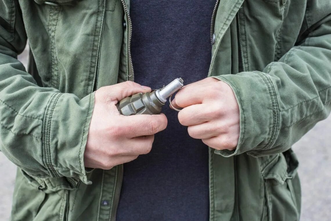 депутаты 3 гранаты. взрыв гранаты на поле боя картинки. граната улоктириш. омон на украине. человек с гранатой.