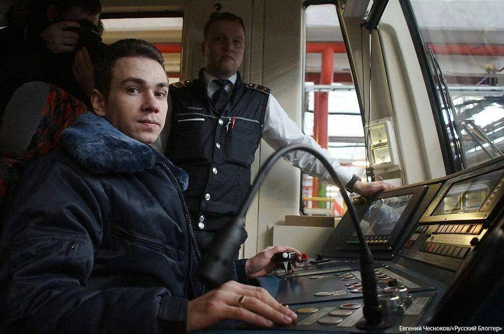 Форма машиниста локомотива. Артур чирков помощник машиниста. С новым годом машинисты. Поезд не уйдет без машиниста. Форма машиниста.