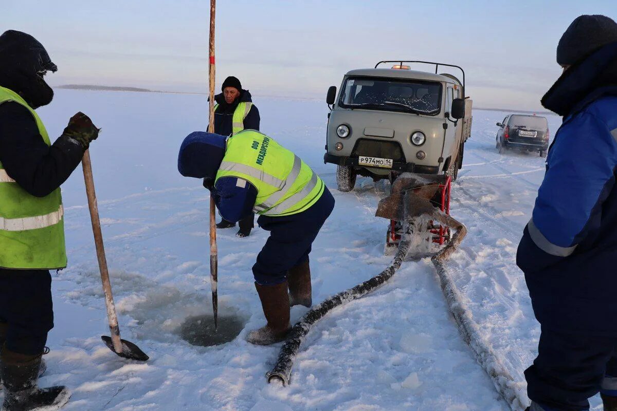 Переправа в якутске через лену. Переправа в якутске через лену. Паром якутск нижний бестях. Ледовая переправа хатассы павловск. Ледовая переправа якутск нижний бестях.