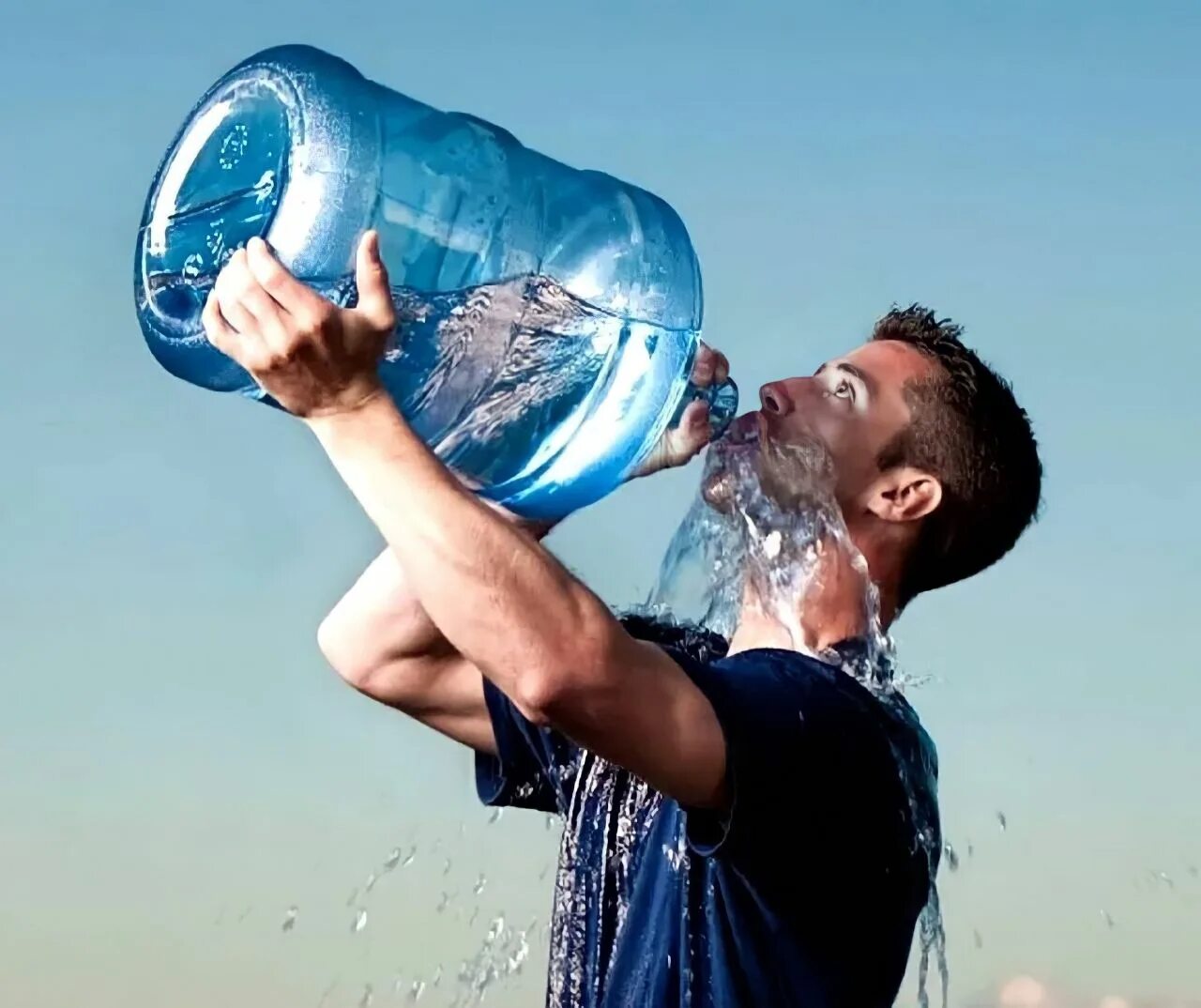 Как пить всю жизнь. Жажда воды. Огромная бутылка воды. Вода и человек. Много бутылок воды.