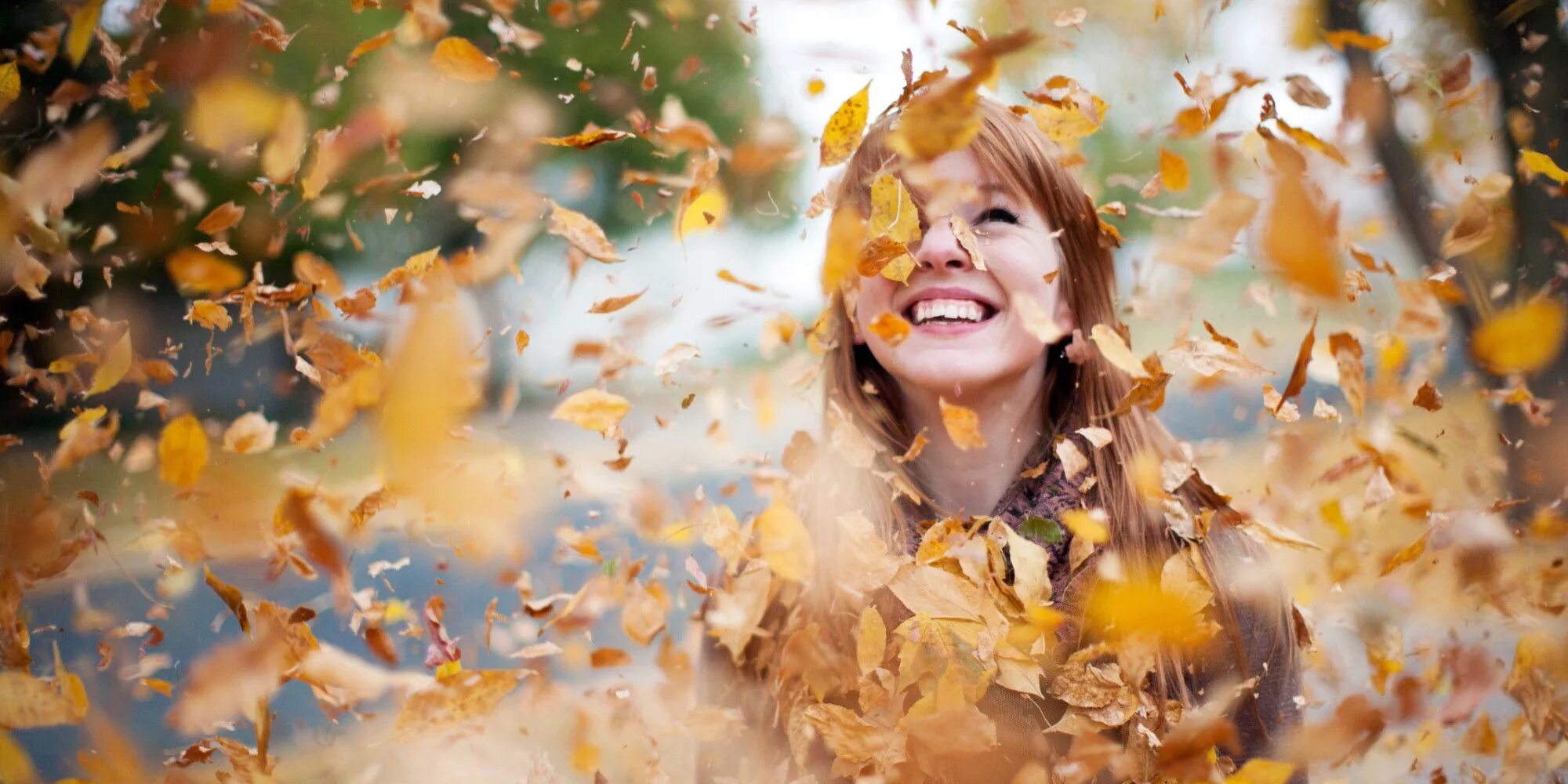Осенний воздух свеж. Улыбка осени. Женщина осень. Осенняя радость. Осеннее настроение.