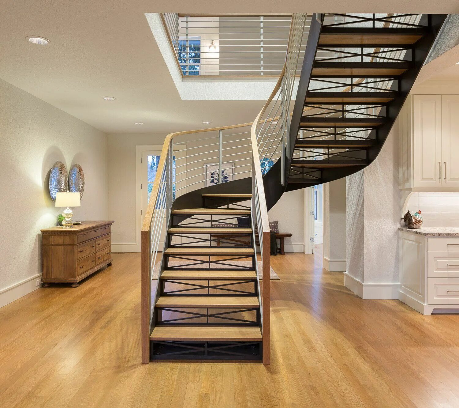 Мансардная лестница двухмаршевая. Лестница в доме. Лестница в частном доме. Лестница на второй этаж.