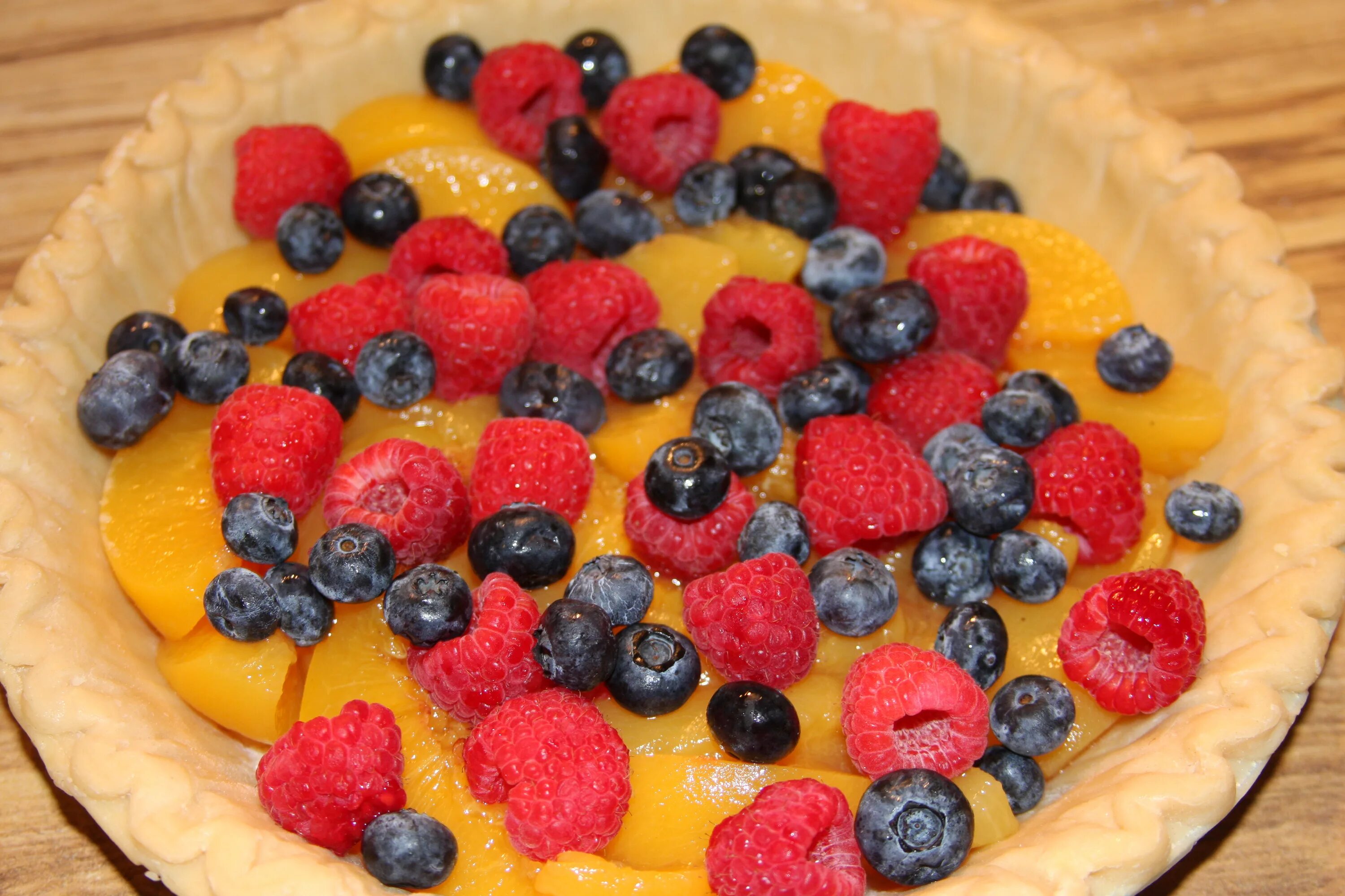 Пироги со сладкой начинкой. Сладкий фруктовый пирог. Галета с вишней. Песочный пирог кростата. Фруктово ягодный пирог.