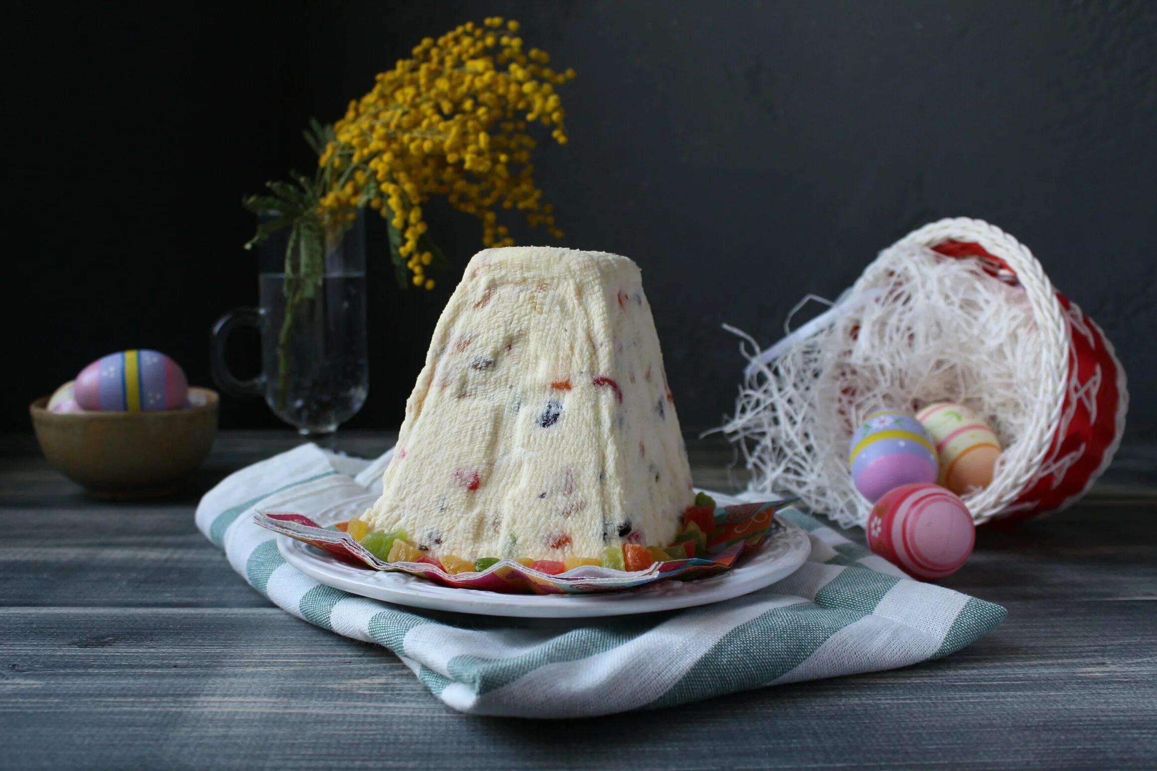 Простой рецепт творожной пасхи. Пасхальный кулич и творожная Пасха. Пасха творожная заварная. Сырная Пасха. Пасха творожное блюдо.