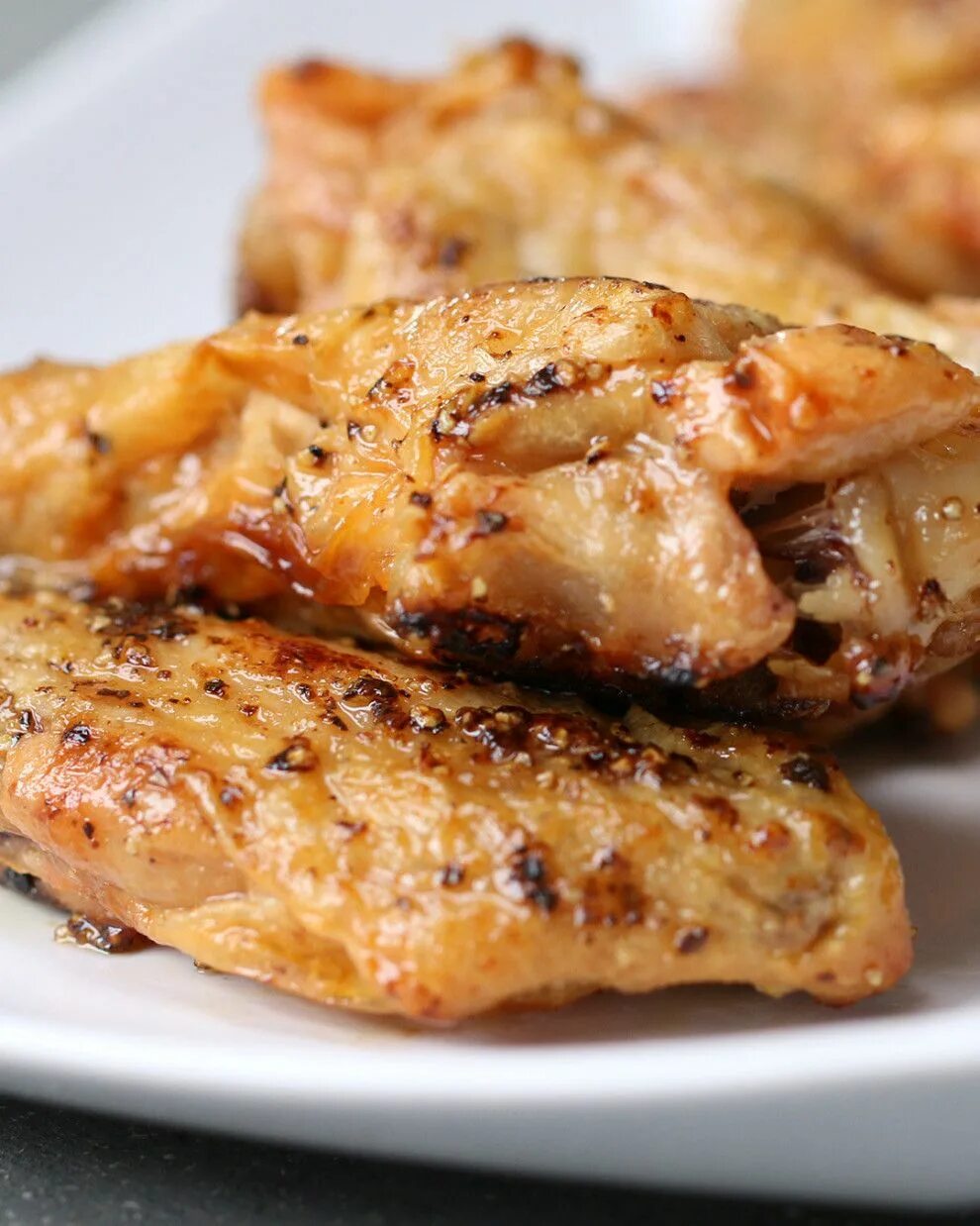 Как вкусно приготовить крылья. Куриные крылья запеченные. вкусные крылышки в духовке. крылья в духовке. запечённые крылышки в духовке.