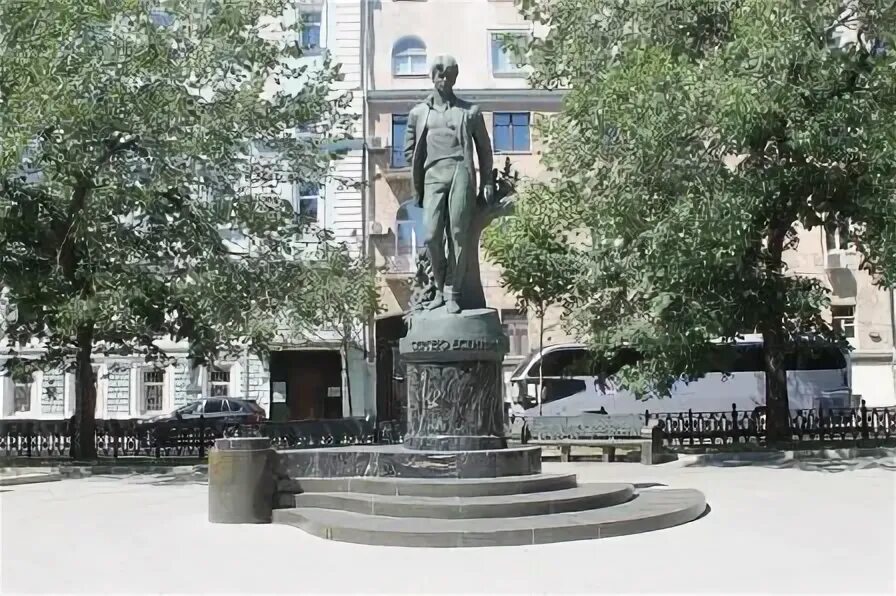 Памятник есенину на тверском. Памятник есенина в москве на тверском бульваре. памятник сергею есенину на бульваре в москве. памятник на тверском бульваре. новый памятник есенину в москве на тверском бульваре.