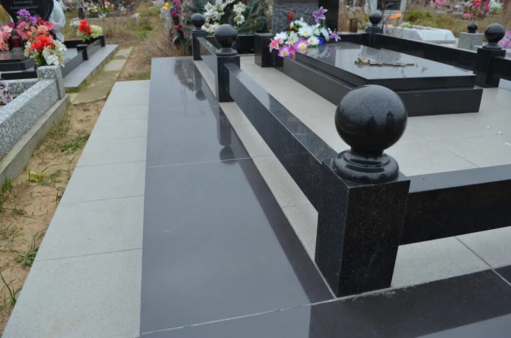 Цоколь на кладбище. Бетонный цоколь на могилу. Гранитный могильный цоколь. Цоколь на кладбище. Ограда из гранита.