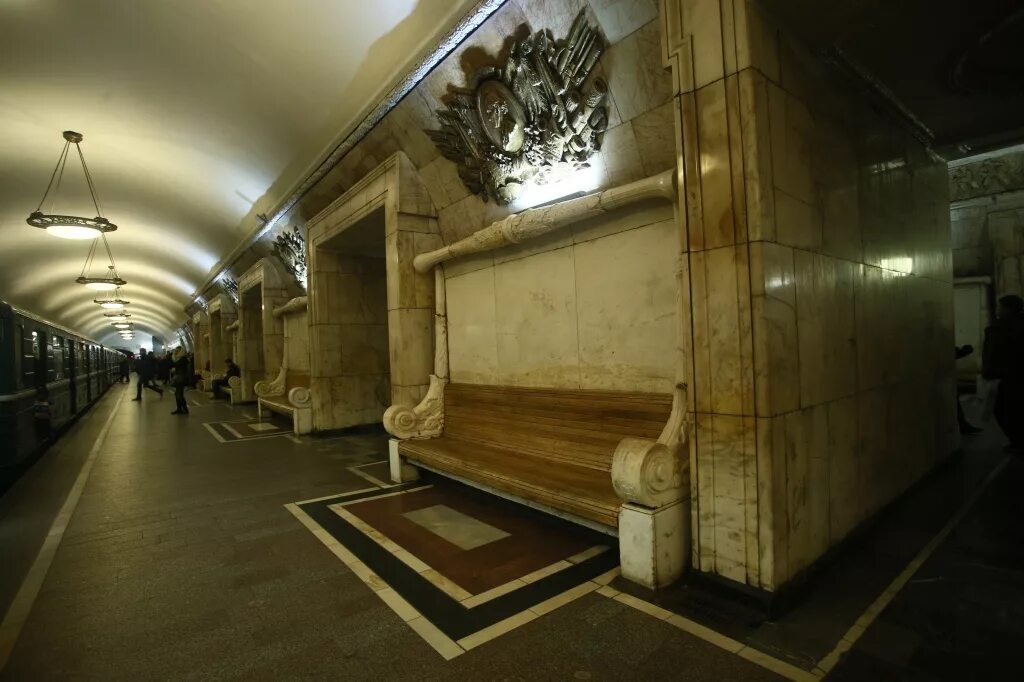 На станции новокузнецкая московского метрополитена. Новокузнецкая станция метро москва. метро новокузнецкая вестибюль. новокузнецкая замоскворецкая линия. станция новокузнецкая замоскворецкой линии.