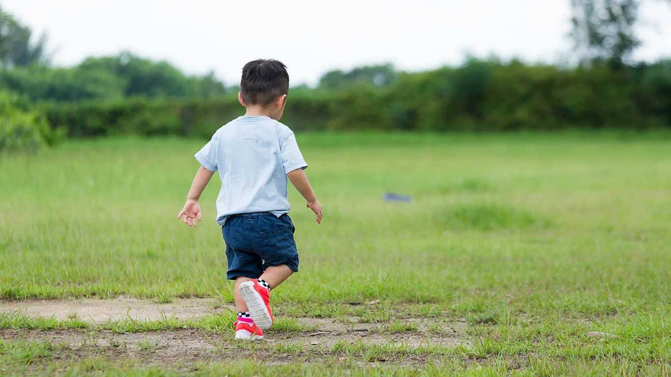The child are running to the