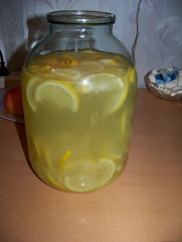 Лимоны в банке. Мед в литровой банке. Лимон в банку с чесноком. Банка с лимонами 3 литровая. Рецепт лимона чеснока воды