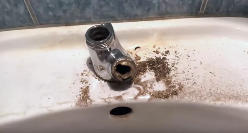 Трещина в кране. Отломился смеситель. Сломанный смеситель в ванной. Отломился смеситель в ванной. Сорвало кран.