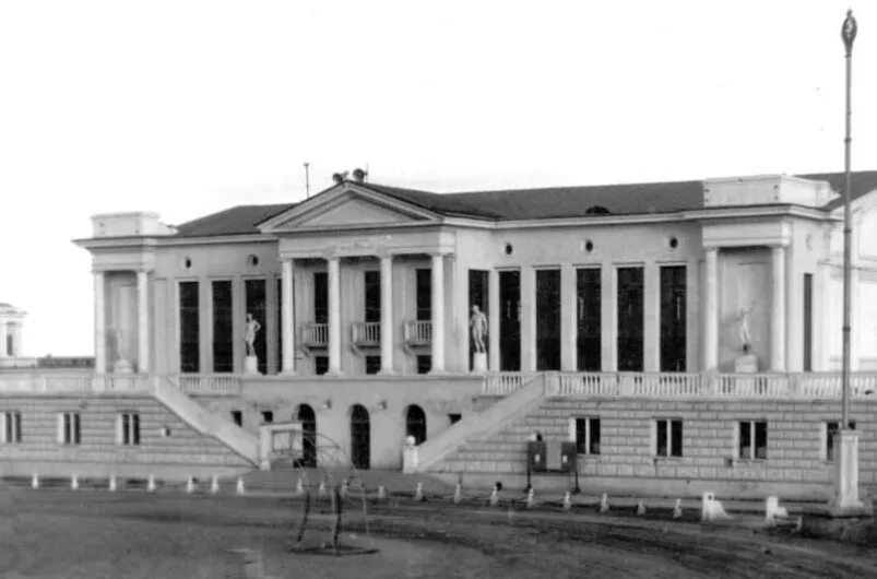 Дк автотек в магадане. 1954 дворец спорта магадан. Дворец спорта магадан. Спарта дворец спорта. Стадион колымский магадан.